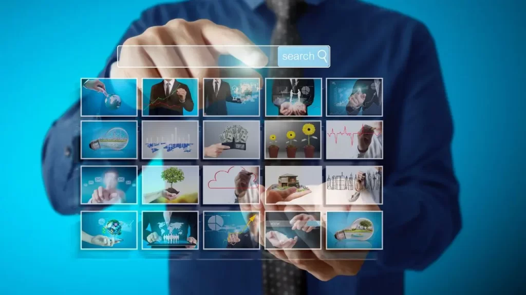 バーチャルスクーリンに映し出された数個の画像とそれを指さす人の様子