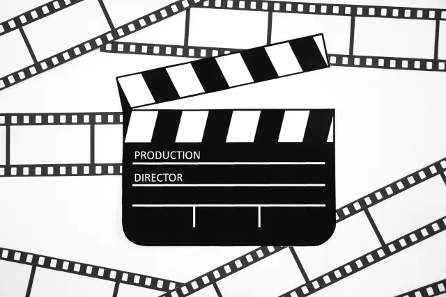 映画制作のカチンコとフィルムが並ぶイメージ画像